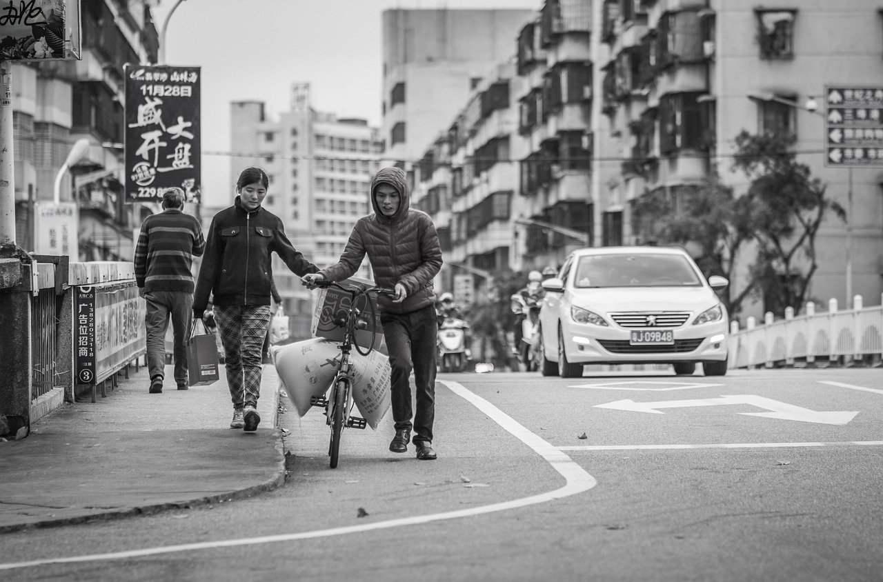 泰国普通人的生活水平这么高？泰国一个普通警察，靠自己的工作，家里有法拉利和兰博基尼，在曼谷有800平米别墅，泰国普通警察的生活水平揭秘，拥有法拉利、兰博基尼与豪华别墅的日常生活